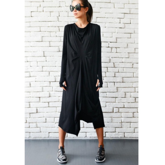 Black Oversized Maxi Dress w/ Thumb Holes - Picture 4 of 8